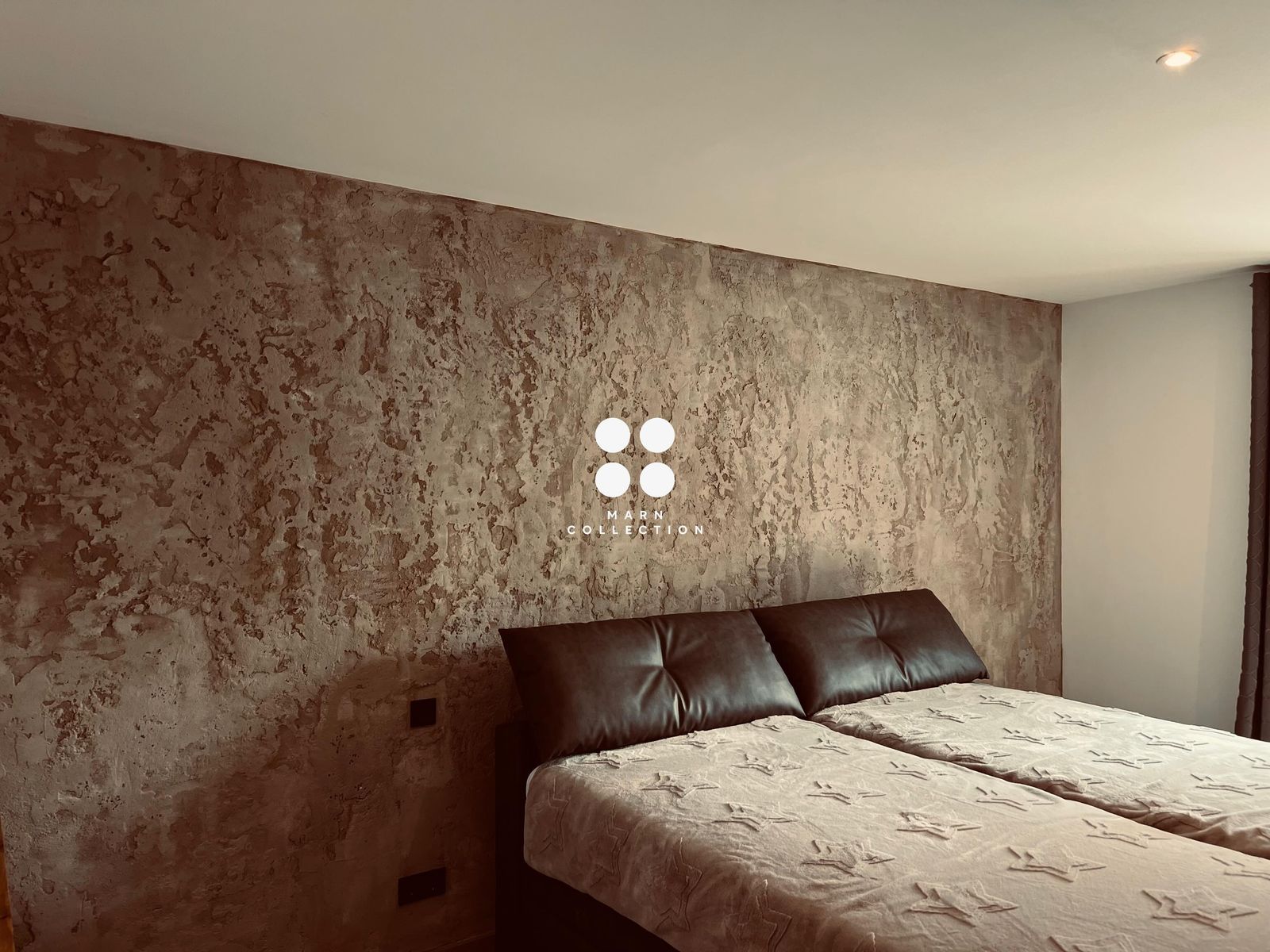 Schlafzimmerwand mit pigmentierter mineralischer Spachteltechnik und Wachsfinish